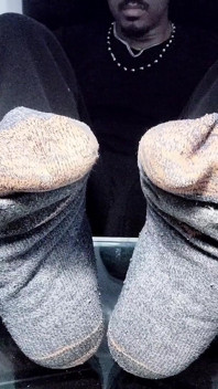 I Expose My Bright Male Soles (2025)