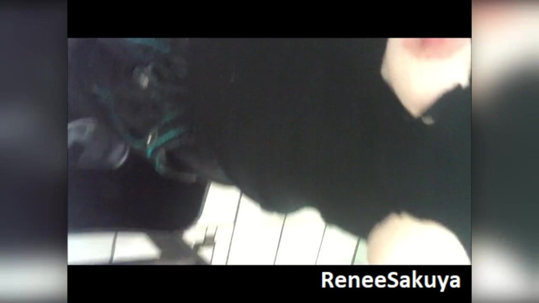 Renee Sakuya: Pintura nos peitos, roupa com tinta