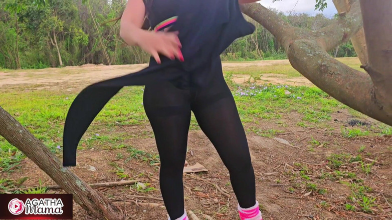 Agatha Mama: Agatha karmi piersią podczas seksu w parku, z podartymi spodniami