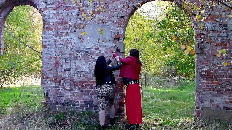 Domina Lady Vampira - SM Studio Femdom Empire: Просмотр на улице 1