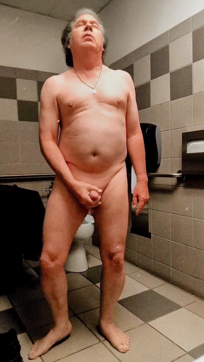 American_Nudist: American_nudist: Кончая в публичном туалете