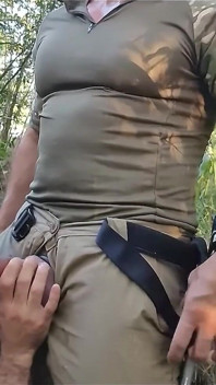 Je suce l’énorme bite du flic