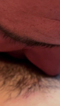 Close-up poesje beffen totdat ik in zijn mond spuit