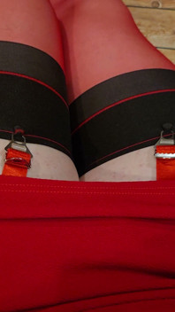 Sissy Kanisa dans une station de campagne vintage, partie 5 : gros plan sur les jambes et petit clito de tapette
