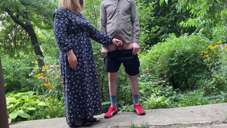 OurFetishLife: Stiefmutter-MILF hilft ihrem stiefsohn, draußen zu pinkeln und im stehen...