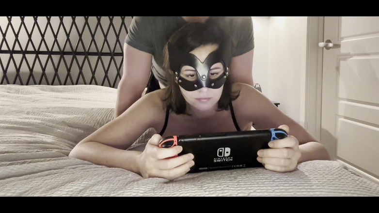 gabriellablows: 義理の兄がムラムラしていたので、ビデオゲームをしながら彼に私の口とマンコを使わせました