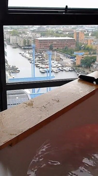 Namiętny seks pary w jacuzzi i kobiecy wytrysk cipki
