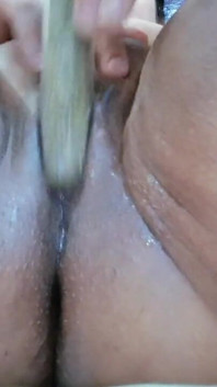Hanna Fodendo Sua Buceta Molhada E Anal Com Vibrador E Escova