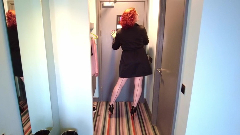 Mistress Jodie May: Servire în cameră