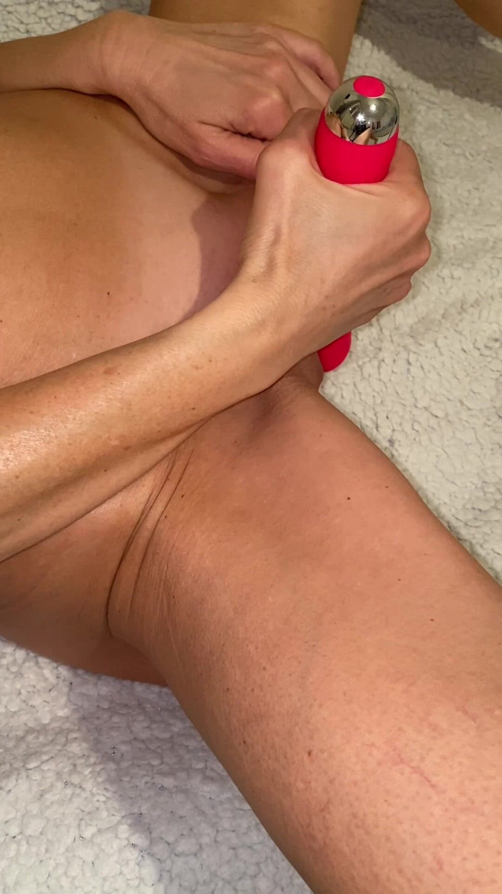 Nofaceblonde: Cewek hot rambut pirang lagi asik masturbasi sampai orgasme