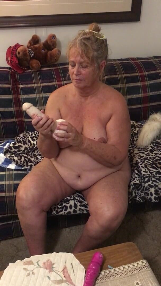 Big Ass 4 U: Oma füttert ihre enge fotze, 9-zoll-dildo