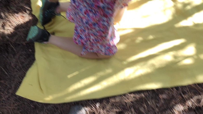 Risky Hairy Couple: Fremder trifft sexy mädchen auf dem fahrrad im wald und...