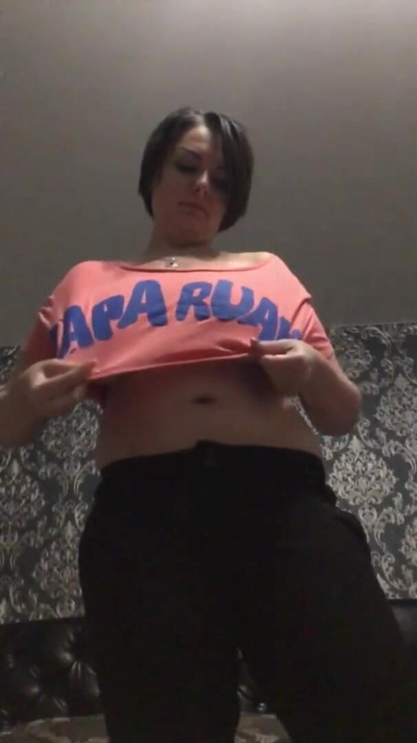 Sexy Milf: Tシャツからスローモーションで飛び出すおっぱい!