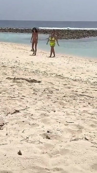 Pervertido masturba tetona milf y su hijastra y se corre en sus caras mientras toman el sol