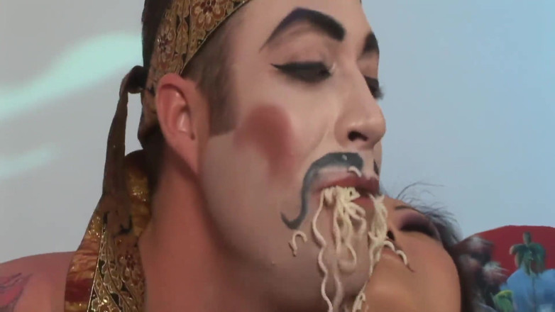 Radical Asian: Азіатська мамка купається в локшину і їсть великий член