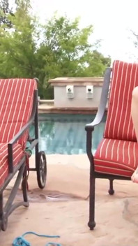 Incredibili troie che si fanno una doppia penetrazione in un'orgia accanto alla piscina