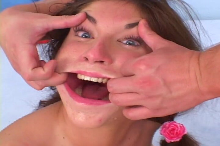 Nikky Thorne's Teen Club: Roztomilá teenagerka poprvé šuká - Bic_324