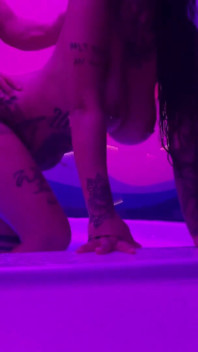 Dövmeli orta yaşlı seksi kadın saunada üvey erkek kardeşinin yarağını boşaltıyor