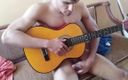 Trebol Jess: Un musicien se branle sur sa guitare en jeter tout...