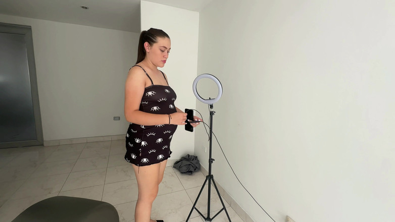 Julianaburning: J’aide ma demi-sœur enceinte à prendre des photos dans mon kamasutra...