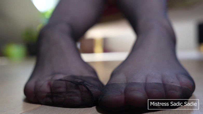 Sadic Sadie: Chậm rãi và gợi cảm, cho bạn thấy vớ nylon...
