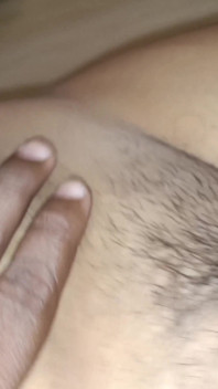 Une jolie femme au foyer se fait serrer les seins et baiser