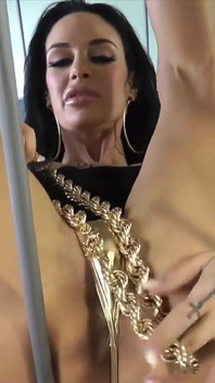 La superbe brune Angelina Valentine se masturbe avec un collier !