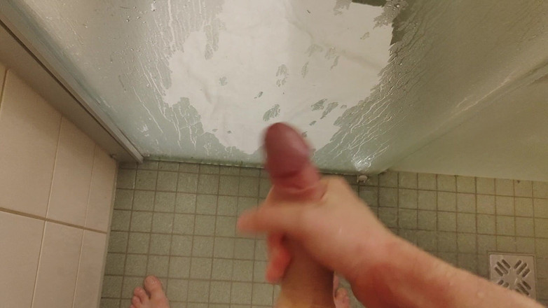 Bayer911: Pissen und kommen auf das Glas meiner Dusche