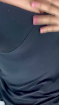 18-jarige heetste Indische universiteitsmeisje met perfect lichaam en sexy jurk met grote ronde borsten romantiek solo tienermodel stripclips