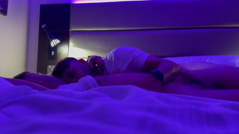 GlennandSonny: Udělala mu dobře hra s bradavkami