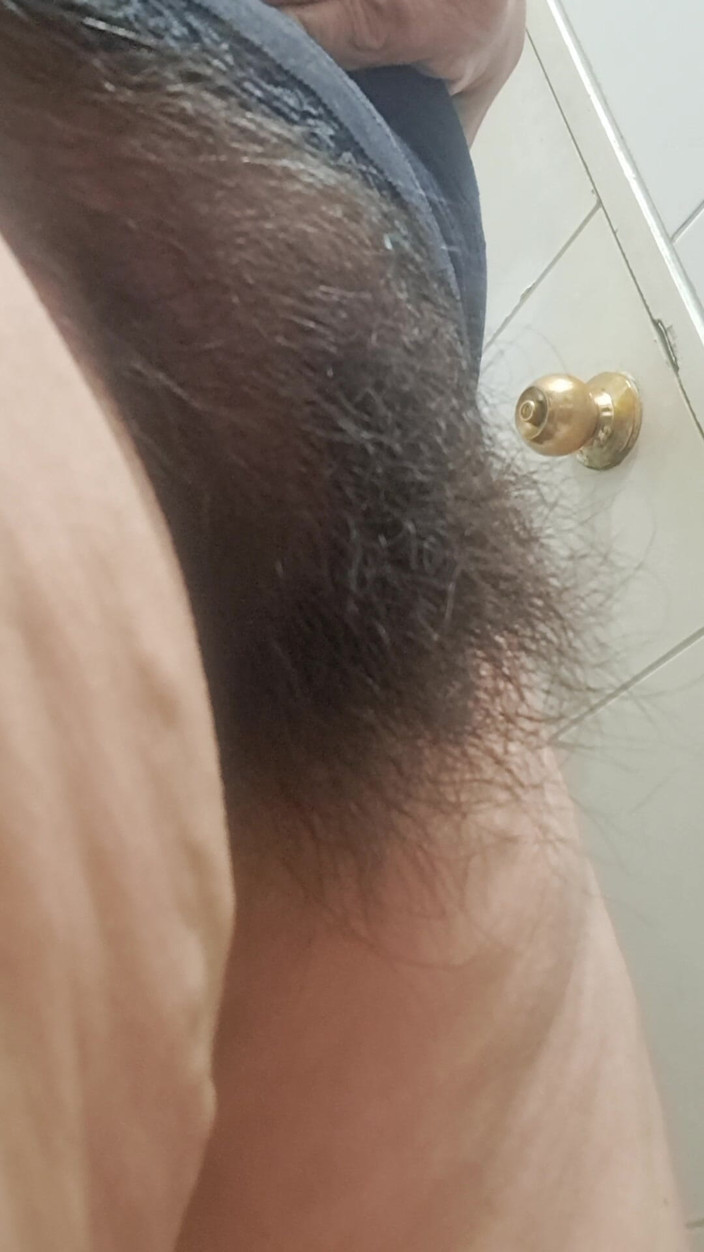 Mommy big hairy pussy: Noha nahoře, dotýkání se sexy chlupaté kundičky hluboké mámy