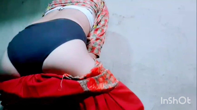 TricolorMusic3: 当她把乳房压在衣服上时，她逐渐变得非常兴奋，正在脱掉身上的所有衣服