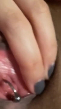 Ftm Femboy masturbuje s piercingem
