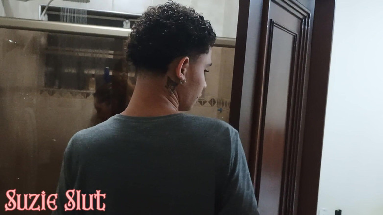 Suzie Hard Anal: 継母は継息子が自分を見ているのを見つけ、結局トイレで彼に尻を叩いてしまいました