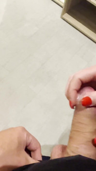 Handjob di kedai perabot berisiko dan pancutan mani gila!