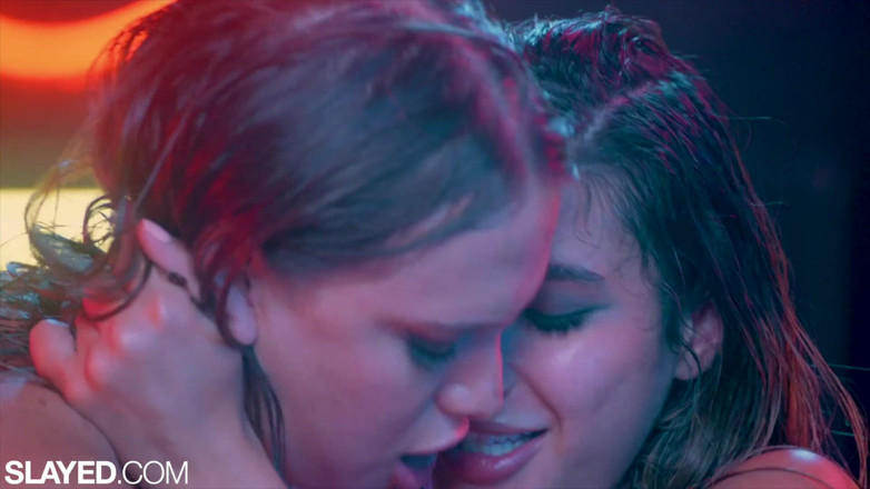 Slayed: Slayed It's Playtime for Neon Goddeses Izzy &amp; Gianna (殺された、ネオンの女神イジーとジアンナの遊びの時間)