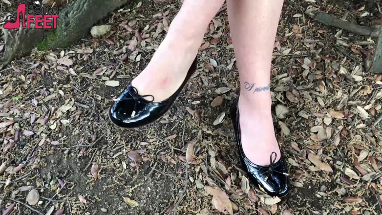Smokin Fetish: Hot teen smoking in a park