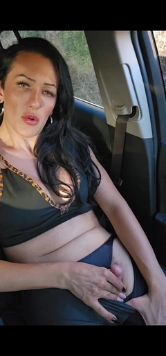 मेरी छड़ी गीली थी, मैंने सार्वजनिक रूप से कार में अपनी पैंट और पैंटी गीली की।