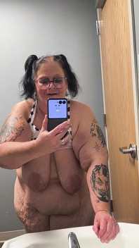 Tetas flácidas esfregando seu clitóris