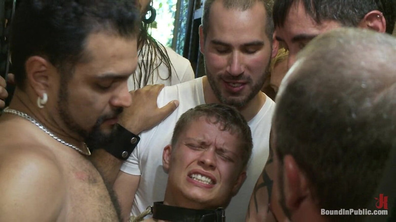 Bound in public: Stompers Boots'ta sarışın bir delikanlıyı kullan ve aşağıla.