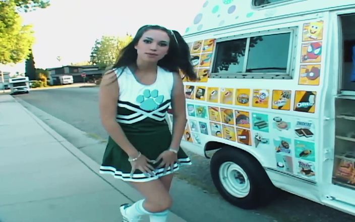 FapFlare: चीयरलीडर Courtney James की आइसक्रीम मैन द्वारा स्पष्ट रूप से चुदाई और फेशियल किया जाता है