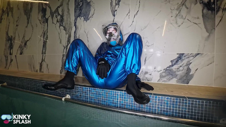 UKCuteGirl: Latex lagoon: il doppio vestito segreto con la maschera completa...