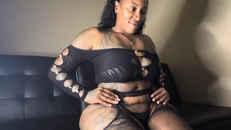 Onlyfanscushkingdom1: Sexy milf met grote tieten gaat live!