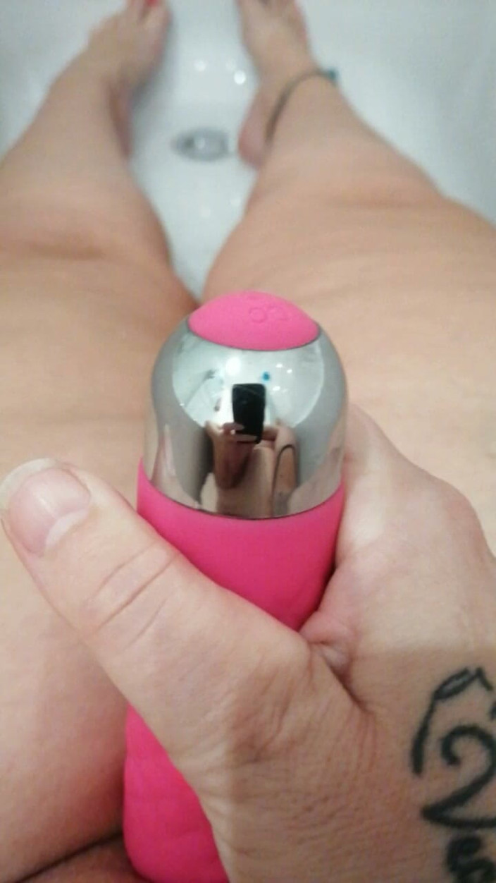 Kitty Queen: Mamă sexy matură Kitty Queen în baie cu vibratorul ei - masturbare...