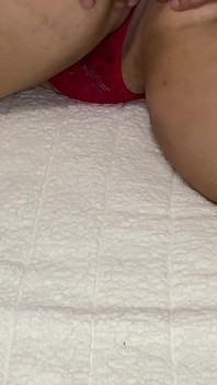 Ibu tiriku yang sange berat waktu aku lagi pijat pantat bahenolnya