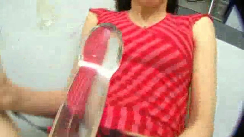 Doris Distel: Ofiste götüm için cam dildo
