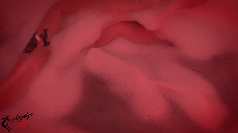 AnGelya G: Dívka s vynikající postavou se baví v koupelně