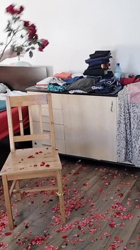 Madrasta sexy se diverte com rosas nuas.