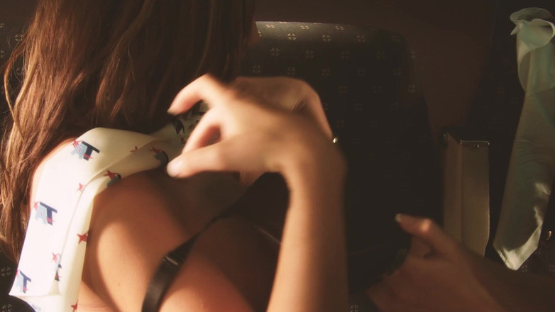 DARVASEX: Gorąca scena lotu 3_lesbian stewardesy postanawiają przetestować swoje wibratory w połowie...