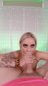 Stoute geile kitty Kali Roses zuigen en eten sperma